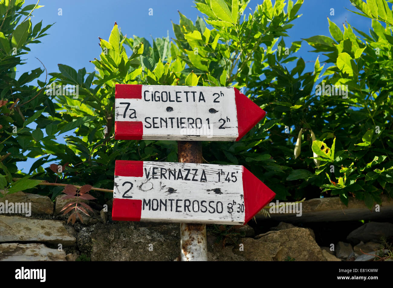 Singpost per sentieri escursionistici, Corniglia, Cinque Terre Liguria, Italia Foto Stock