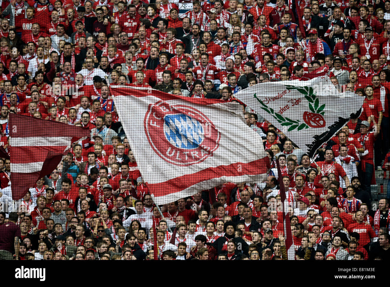 I sostenitori di stand, fan del Bayern Monaco di Baviera, stadio Allianz Arena di Monaco di Baviera, Germania Foto Stock