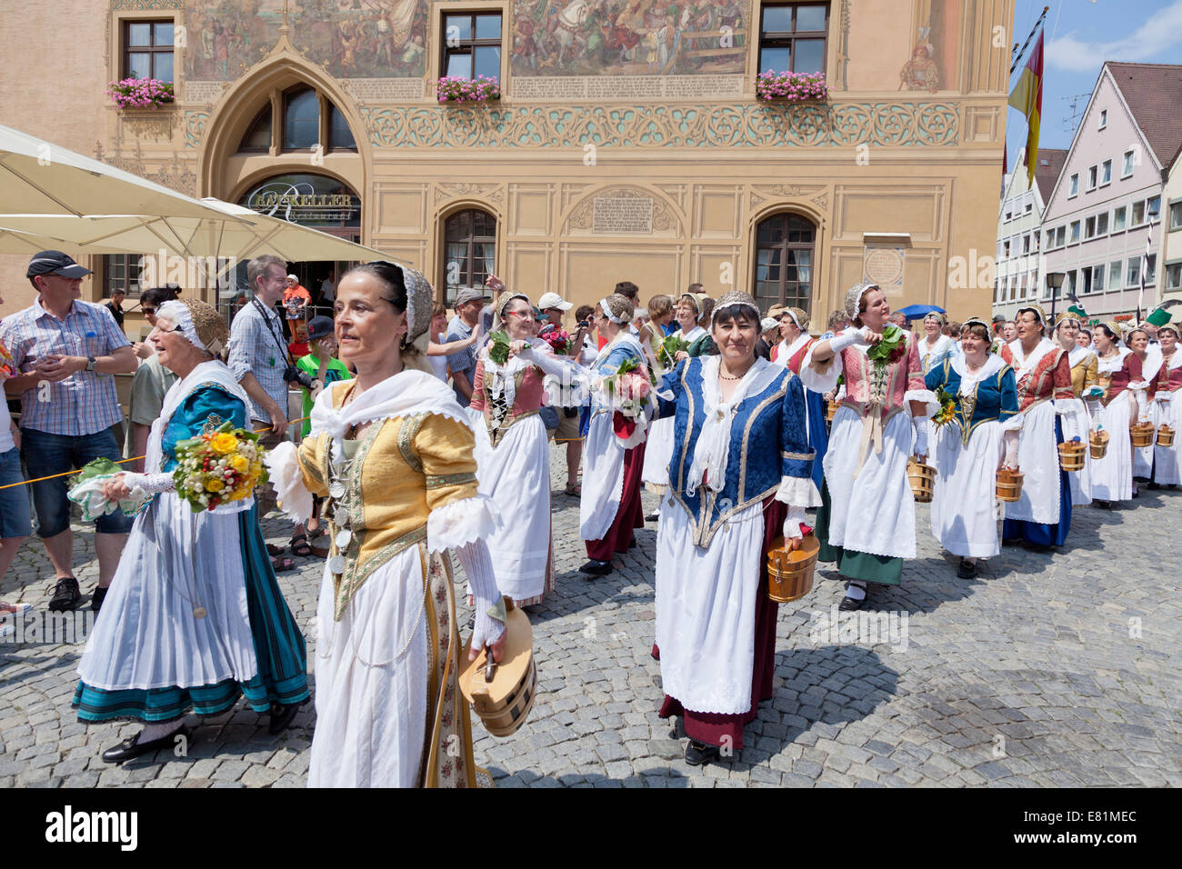 Di pescatori di mogli durante una parata sulla Marktplatz piazza di fronte al Municipio, Fischerstechen o acqua giostre festival, Ulm Foto Stock