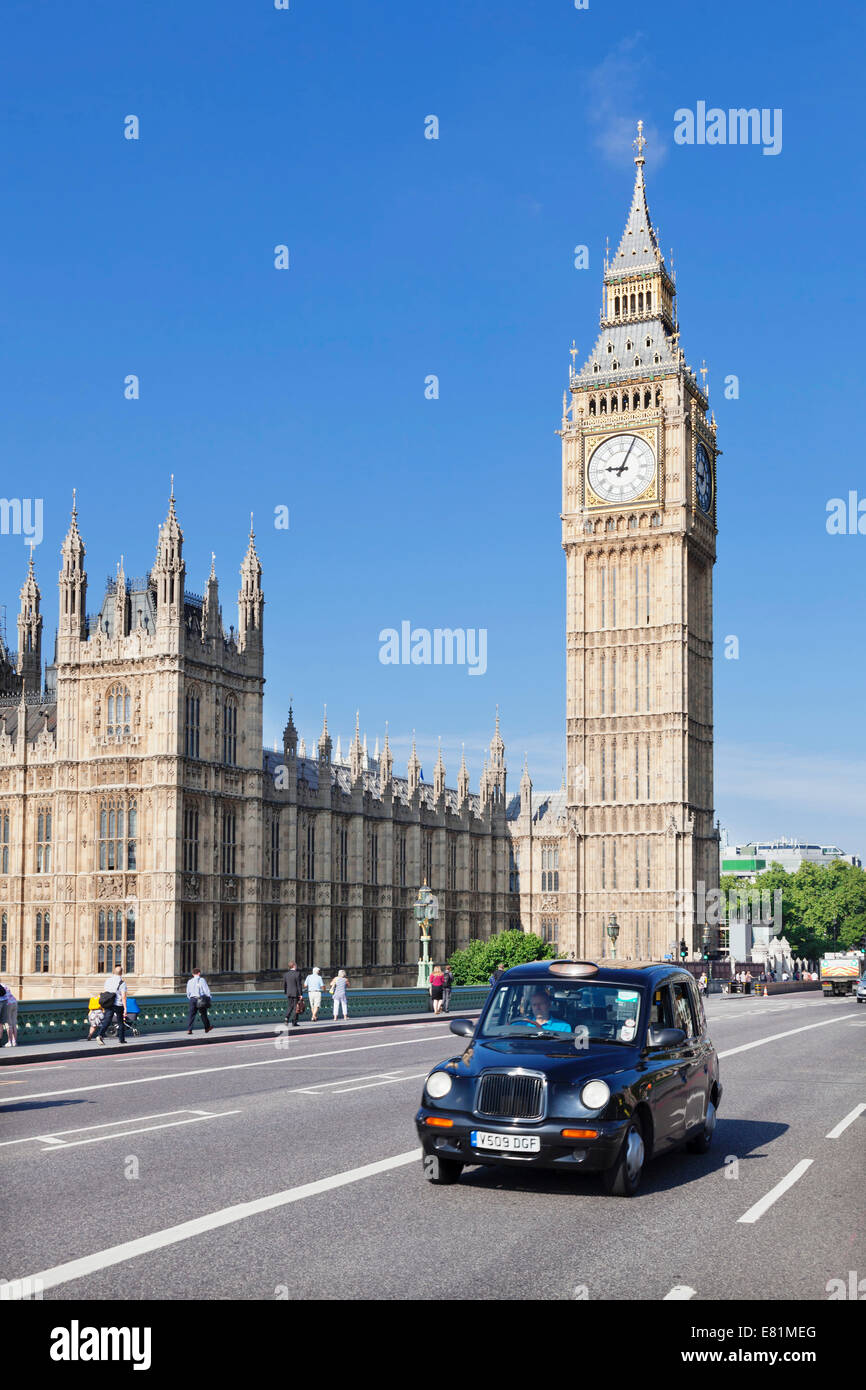 Black cab sul Westminster Bridge con il Big Ben e le Camere del Parlamento, London, England, Regno Unito Foto Stock