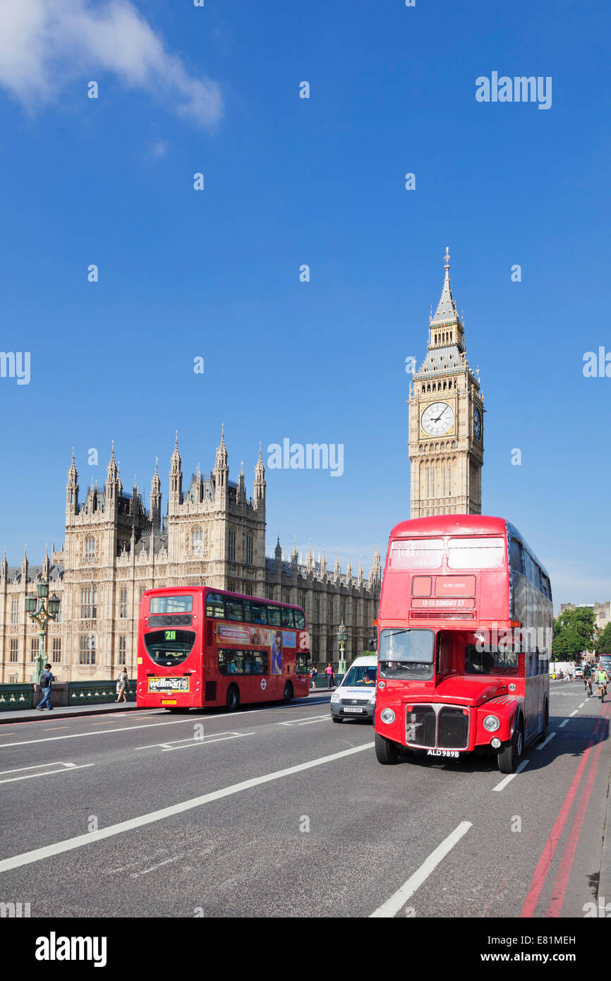 Red double decker bus su Westminster Bridge con il Big Ben e la Casa del Parlamento, il London, England, Regno Unito Foto Stock