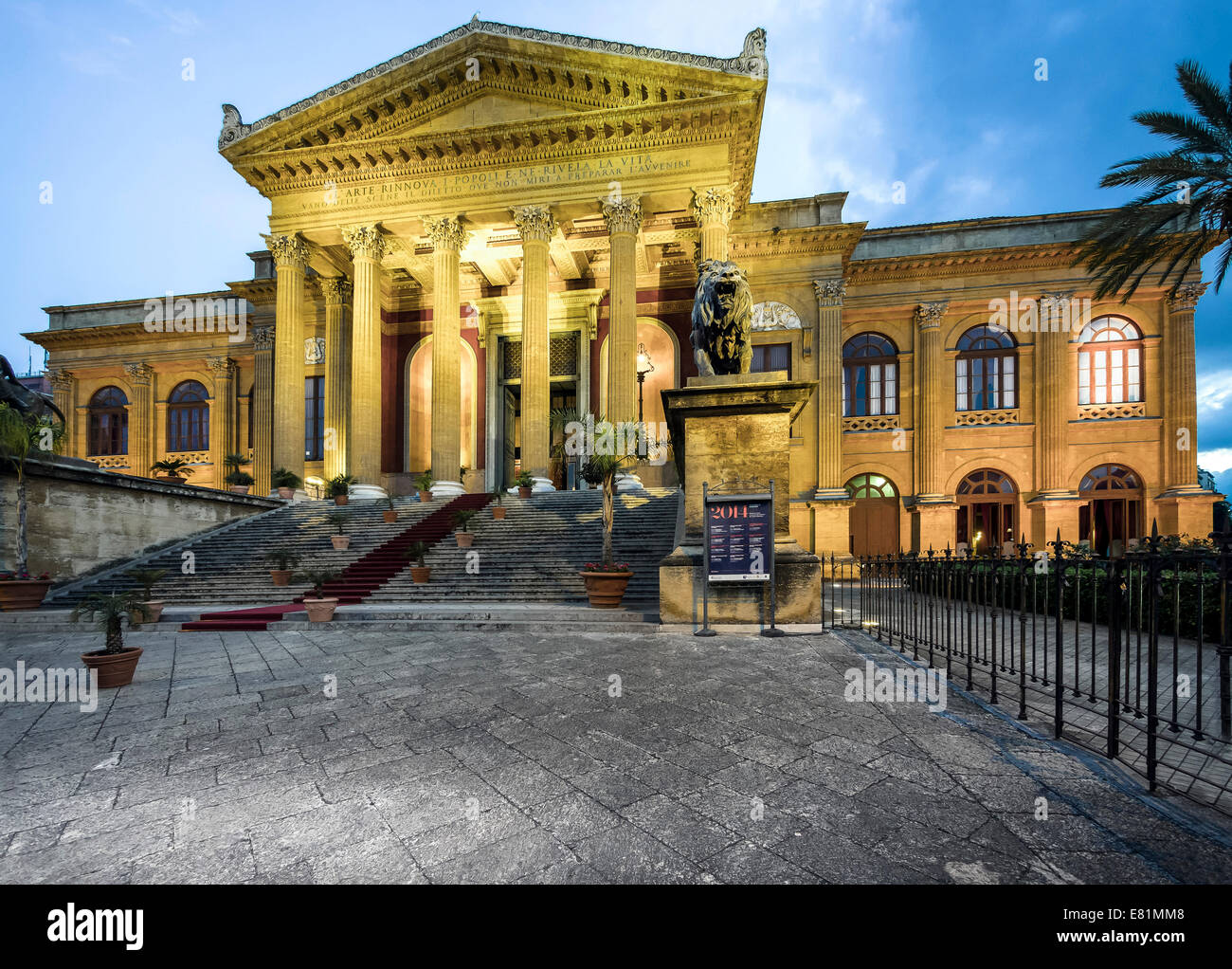 Teatro Massimo al crepuscolo, Piazza Verdi, il centro storico, Palermo, Sicilia, Italia Foto Stock