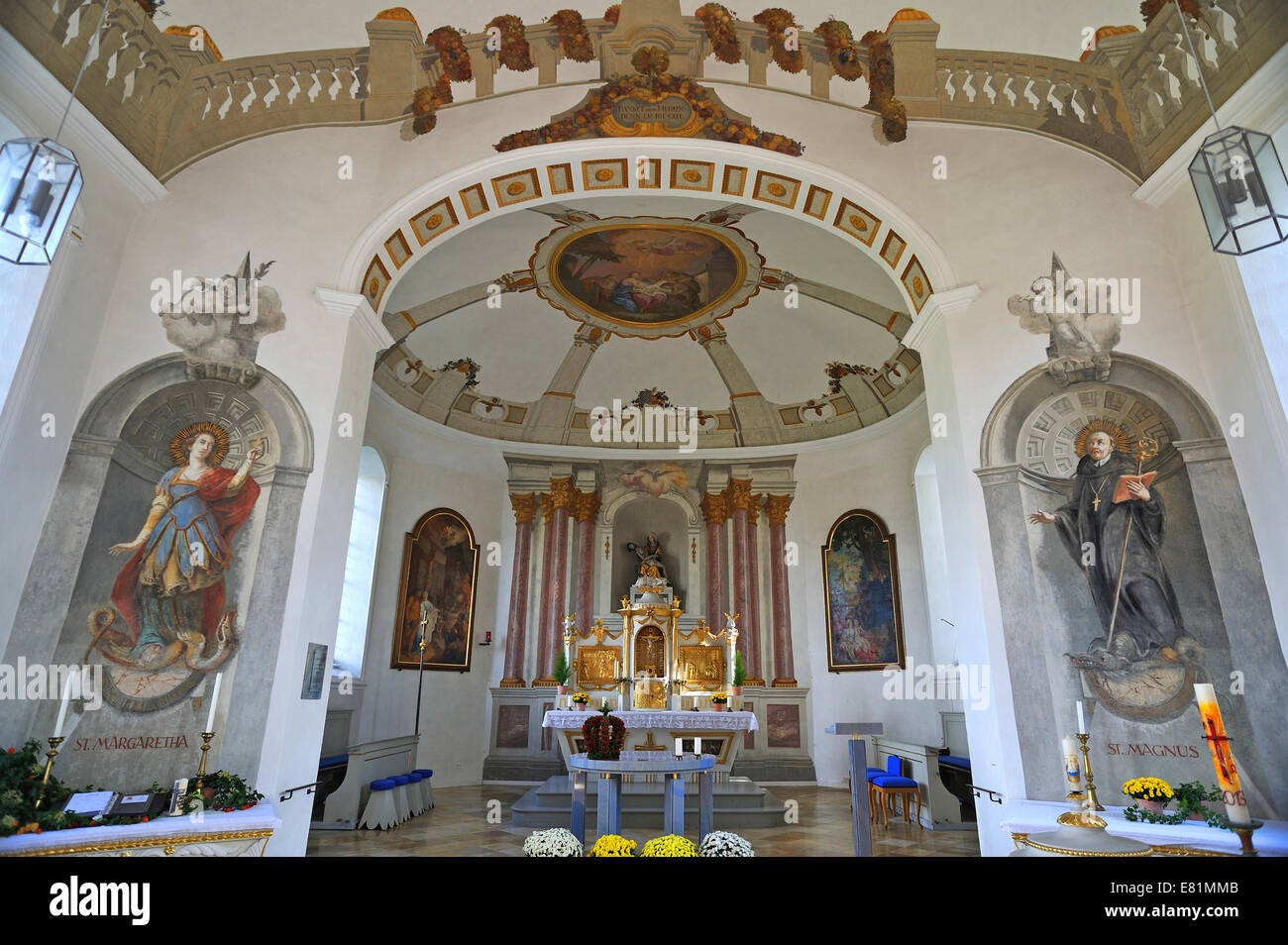 Il Presbiterio della chiesa parrocchiale di Santa Margherita, dal 1791, il soffitto dipinto da Alois Keller da 1820, Kleinweiler, Algovia superiore Foto Stock