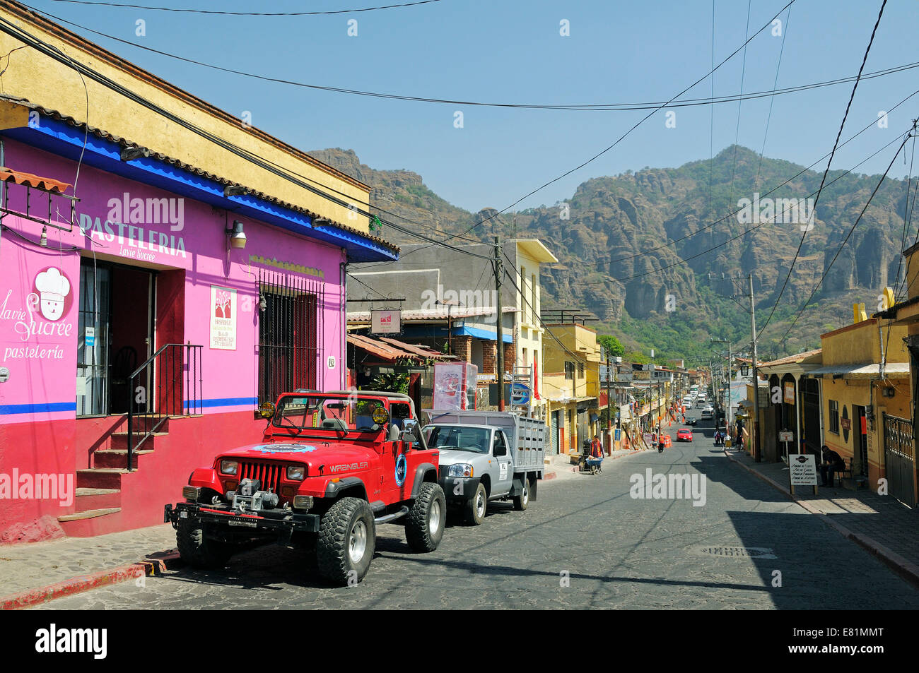 Casa colorati nella strada principale di una piccola cittadina, Tepoztlan, del Distretto Federale, Messico Foto Stock