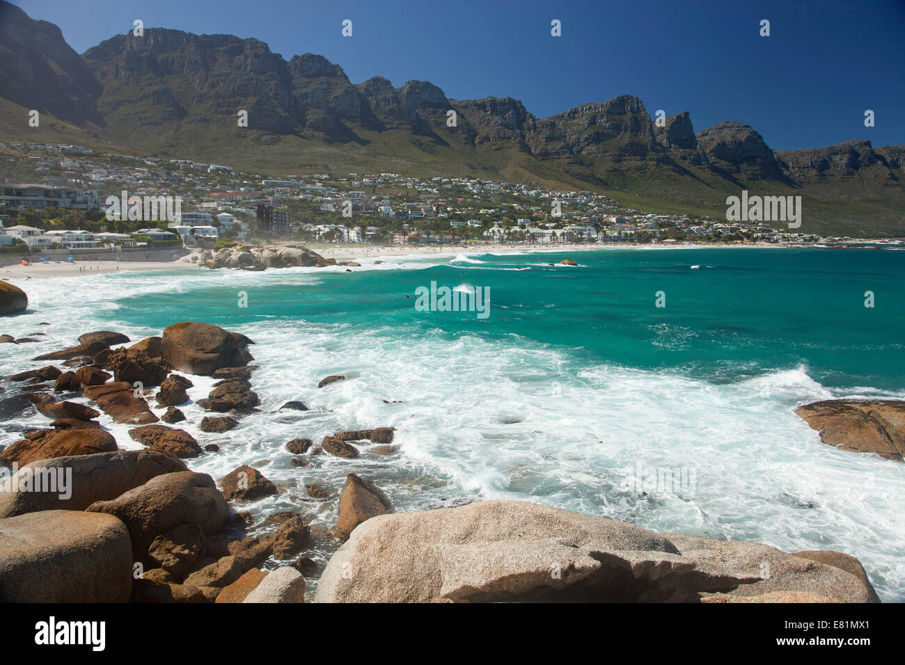 Dodici Apostoli la gamma della montagna e la spiaggia di Camps Bay, Città del Capo, Western Cape, Sud Africa Foto Stock