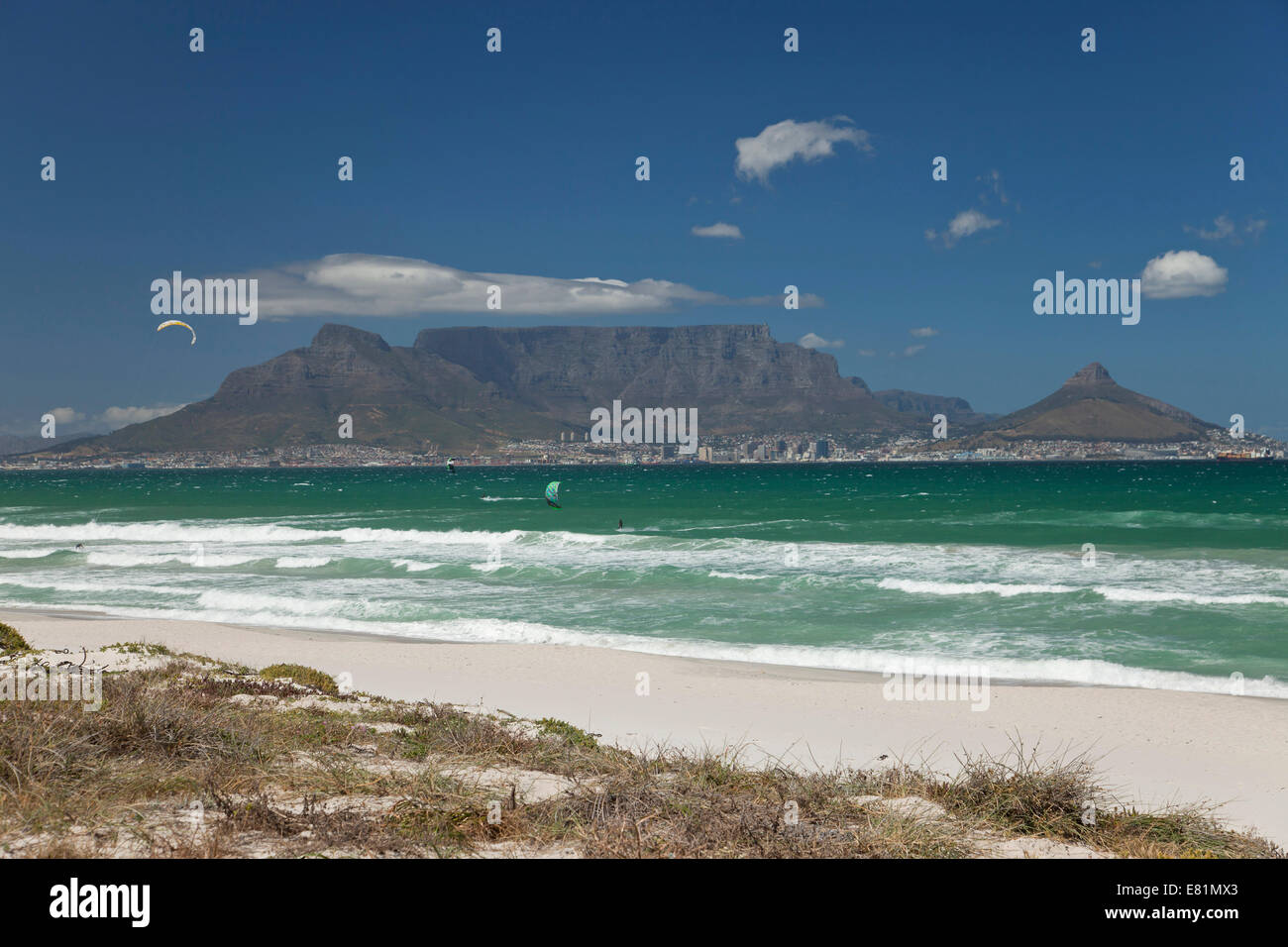 Spiaggia Bloubergstrand, guardando in direzione di Città del Capo e di Table Mountain, Western Cape, Sud Africa Foto Stock
