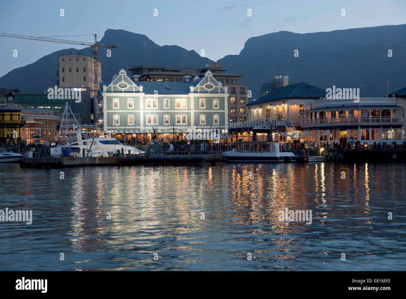 Victoria and Alfred Waterfront al crepuscolo, Cape Town, Western Cape, Sud Africa Foto Stock