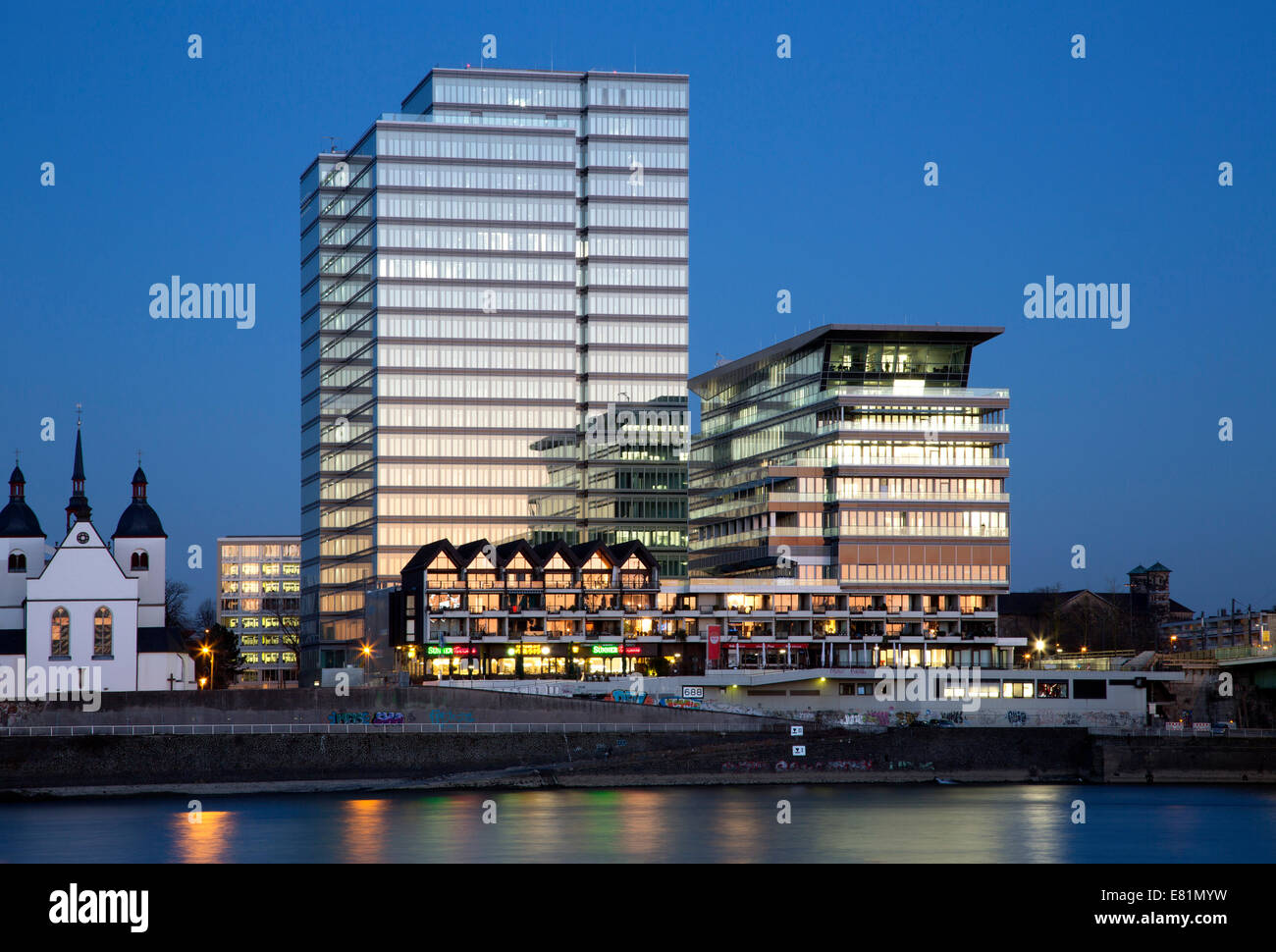 L'ex Lufthansa edificio alto e Abbazia di Deutz, ex San Heribert monastero, sulla riva orientale del Reno in Deutz Foto Stock