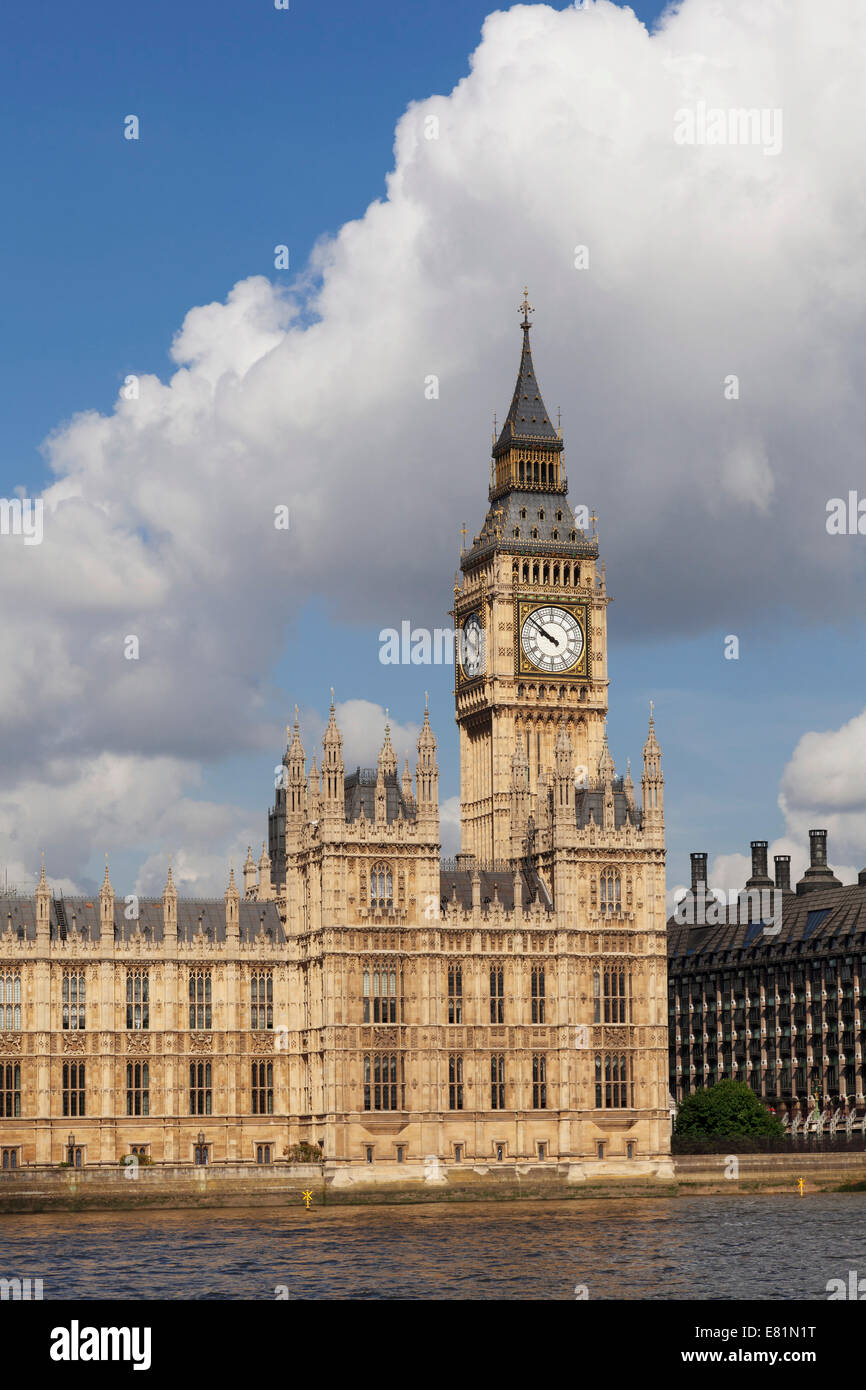 La Casa del Parlamento, il Big Ben, il fiume Tamigi, London, England, Regno Unito Foto Stock