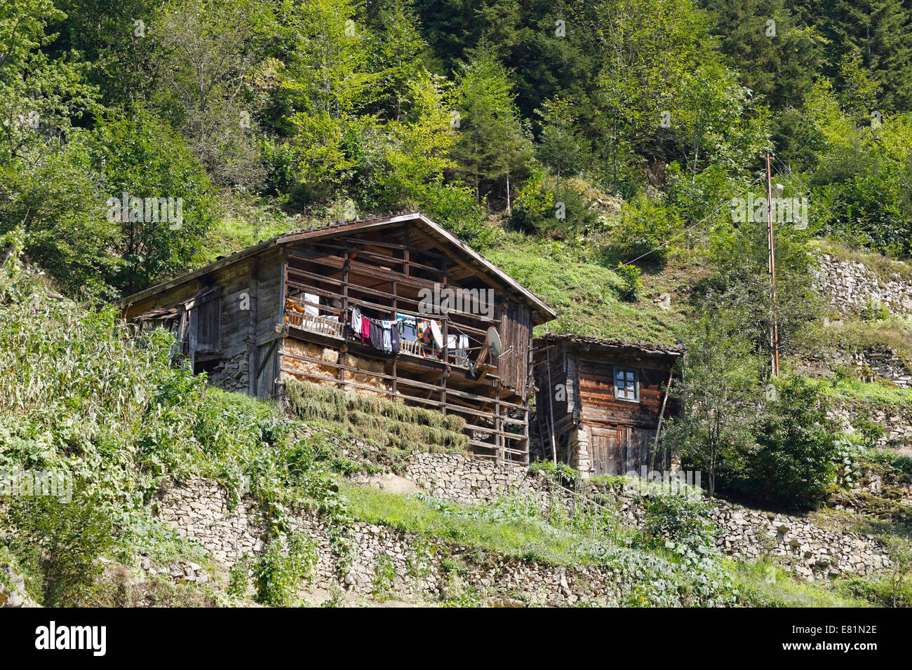 Tradizionale casa di legno vicino a Uzungöl, Trabzon Provincia, Kaçkar montagne, la regione del Mar Nero, Turchia Foto Stock
