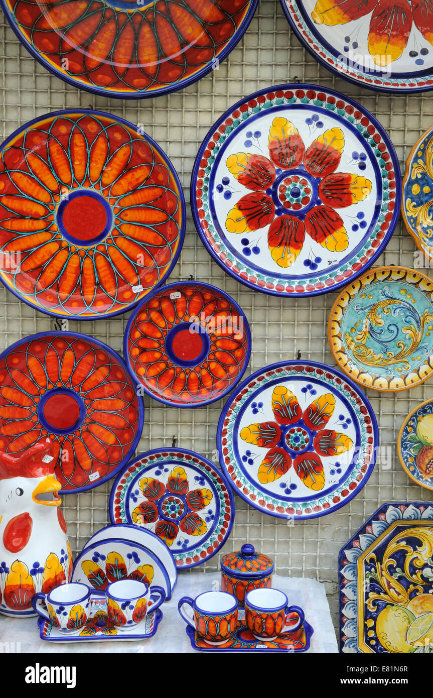 Tipico dipinte luminosamente in ceramica siciliana al di fuori di una galleria Taormina Sicilia Foto Stock