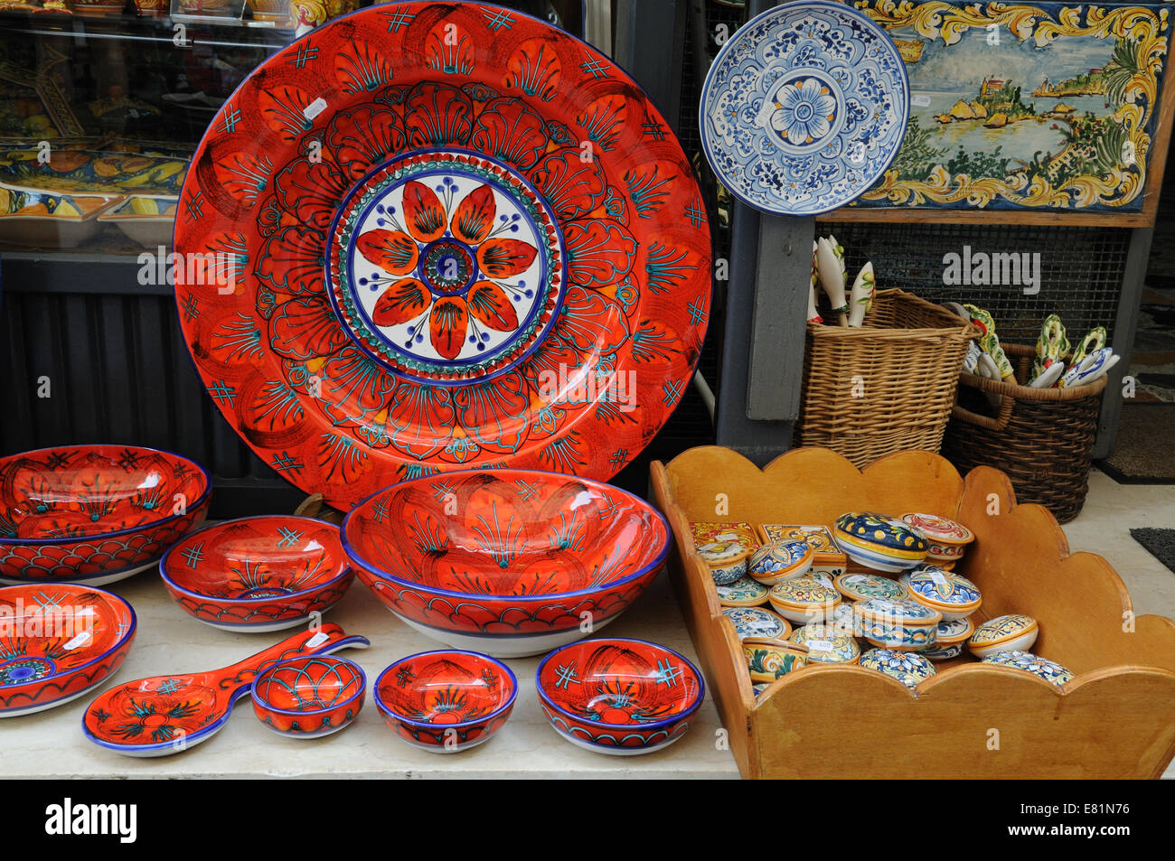 Tipico dipinte luminosamente in ceramica siciliana al di fuori di una galleria Taormina Sicilia Foto Stock