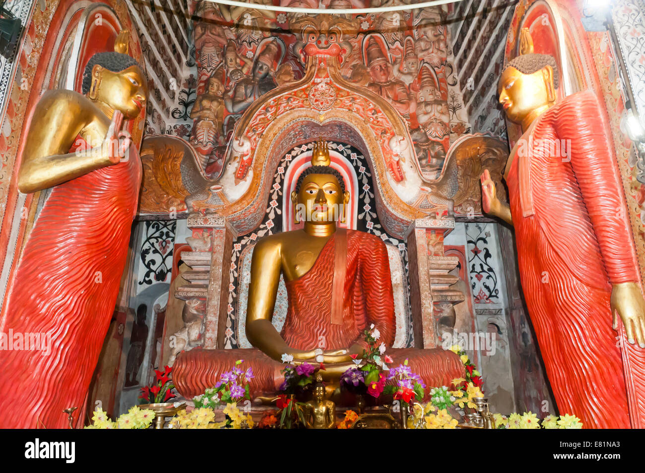 Grande dipinto luminosamente golden Buddha figura, la postura di meditazione, Dhyana Mudra, Lankatilaka Vihara Temple, nei pressi di Kandy Foto Stock