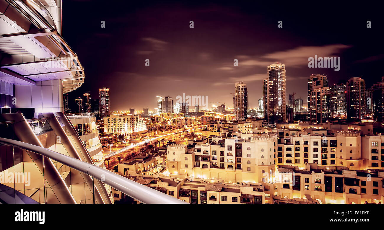 Beautiful Night cityscape, Dubai, Emirati arabi uniti e moderni edifici futuristici con molte luci nella notte buia Foto Stock