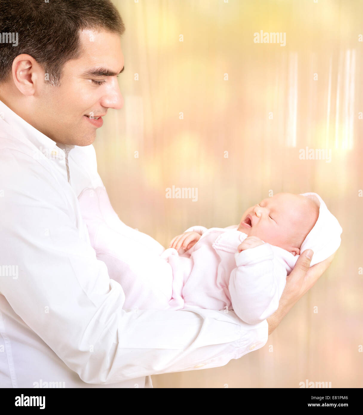 Padre Felice con la figlia del neonato su mani a casa, uomo bello godersi la paternità, il simpatico giovane famiglia, l amore e la felicità Foto Stock