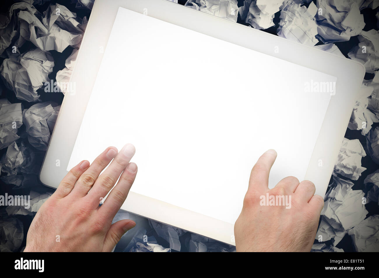 Mani toccano lo schermo tablet Foto Stock