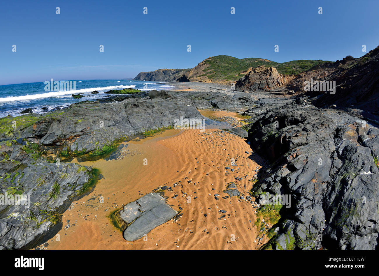 Il Portogallo, Algarve: rocciosa e selvaggia spiaggia Praia do Homen in Rogil Foto Stock
