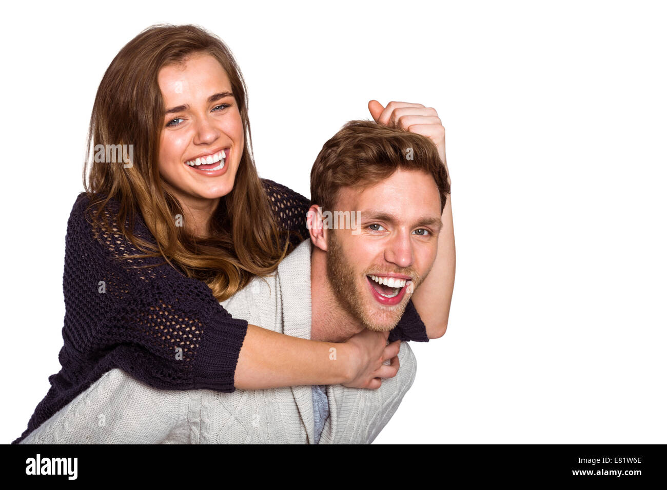 Allegro coppia giovane abbracciando Foto Stock