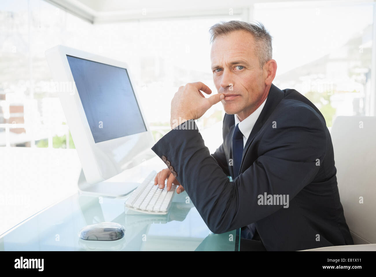 Grave alla ricerca di imprenditore al lavoro Foto Stock