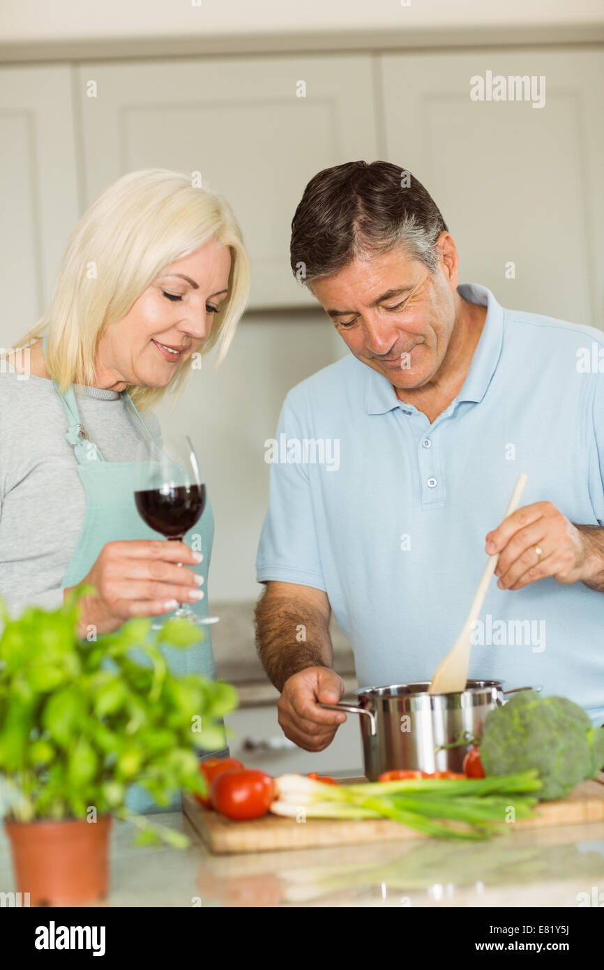 Felice coppia matura di preparare la cena insieme Foto Stock