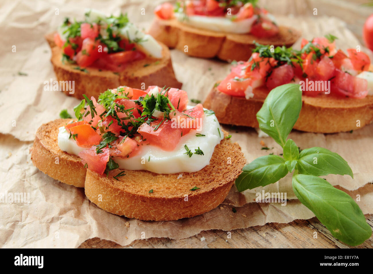 Bruschetta con pomodoro fresco e erbe aromatiche Foto Stock