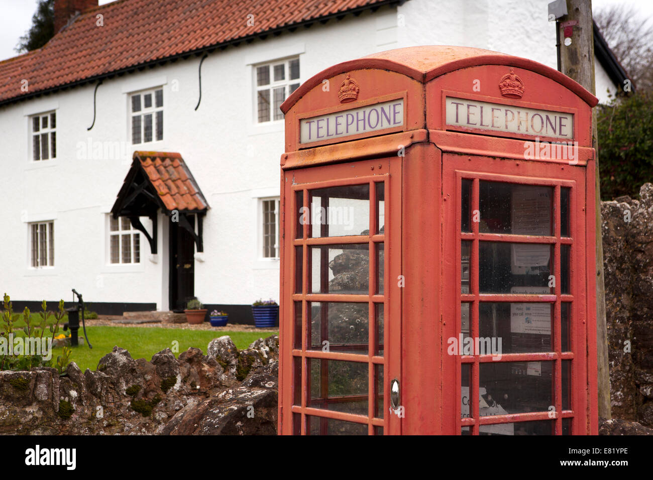 Regno Unito, Inghilterra, Somerset, Sampford Brett village K6 telefono rosso box Foto Stock