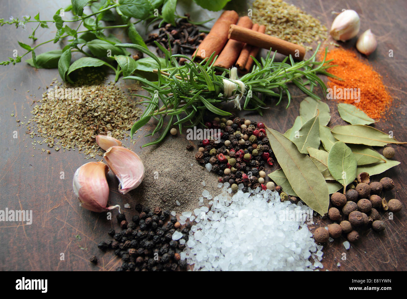 Erbe e spezie su di un tavolo di legno. Il cibo e la cucina ingredienti. Foto Stock