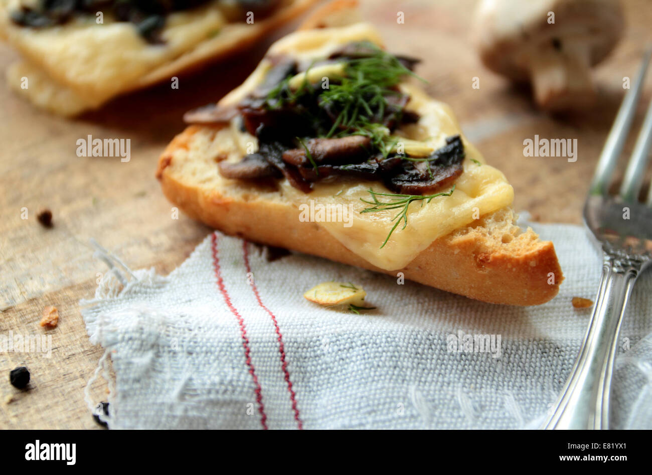 Pane arrostito con funghi, formaggio e aglio Foto Stock