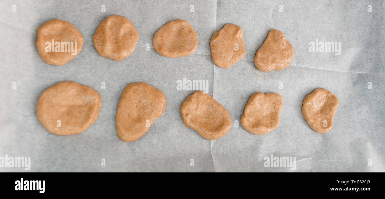Pasta biscotto sulla carta di rinforzo in una teglia da forno prima della cottura Foto Stock