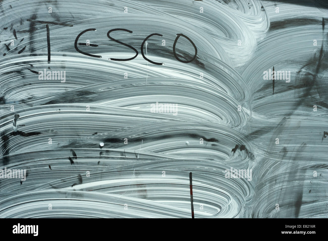 Tesco - scritto nella finestra di errore di business - un ironico riferimento all'effetto percepito del gigante della catena di supermercati Foto Stock
