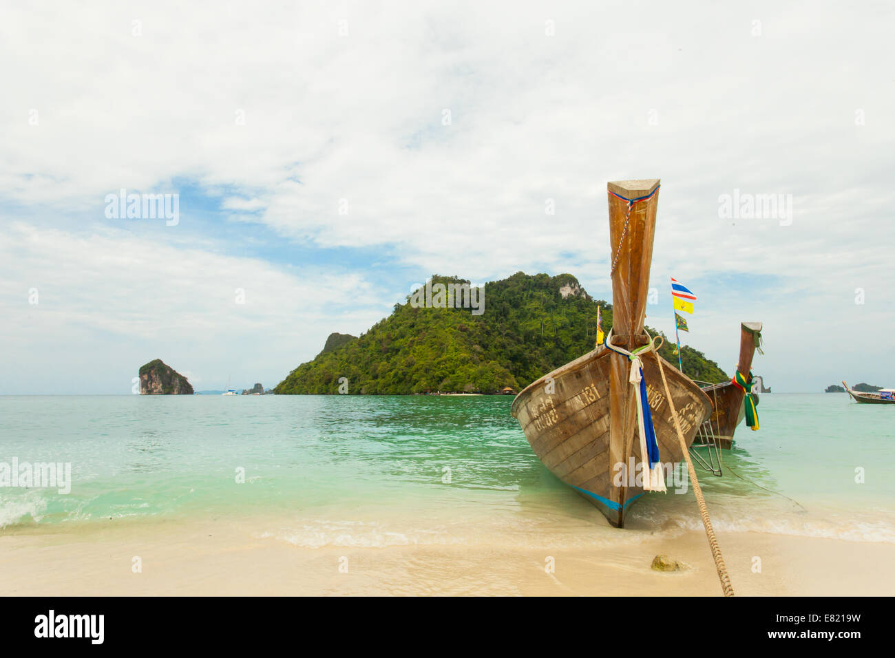 Tailandese tradizionale barca dalla coda lunga con isola thailandese in background Foto Stock