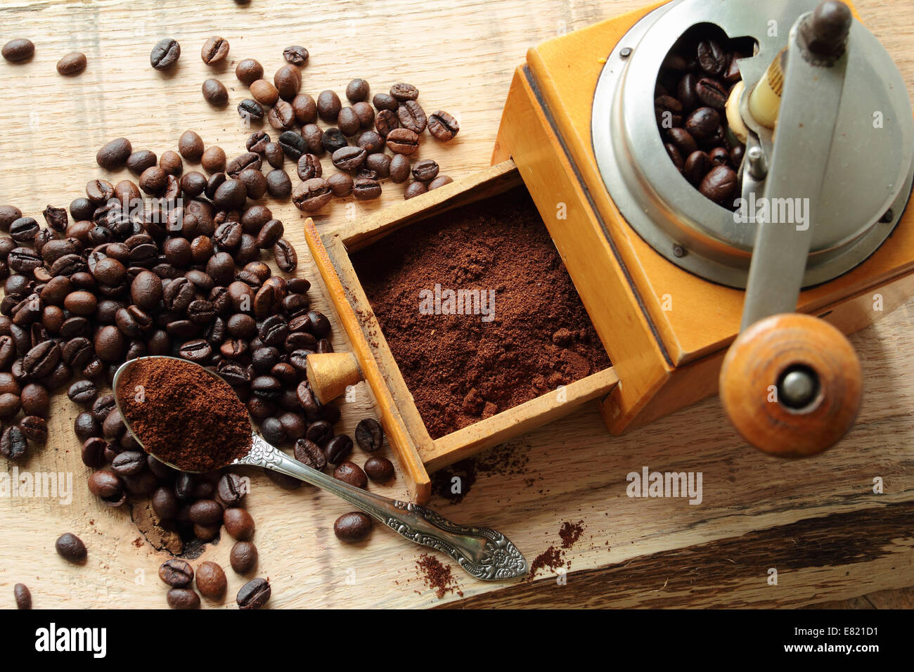 Vecchio macinino da caffè con fresco macinato di caffè in grani Foto Stock