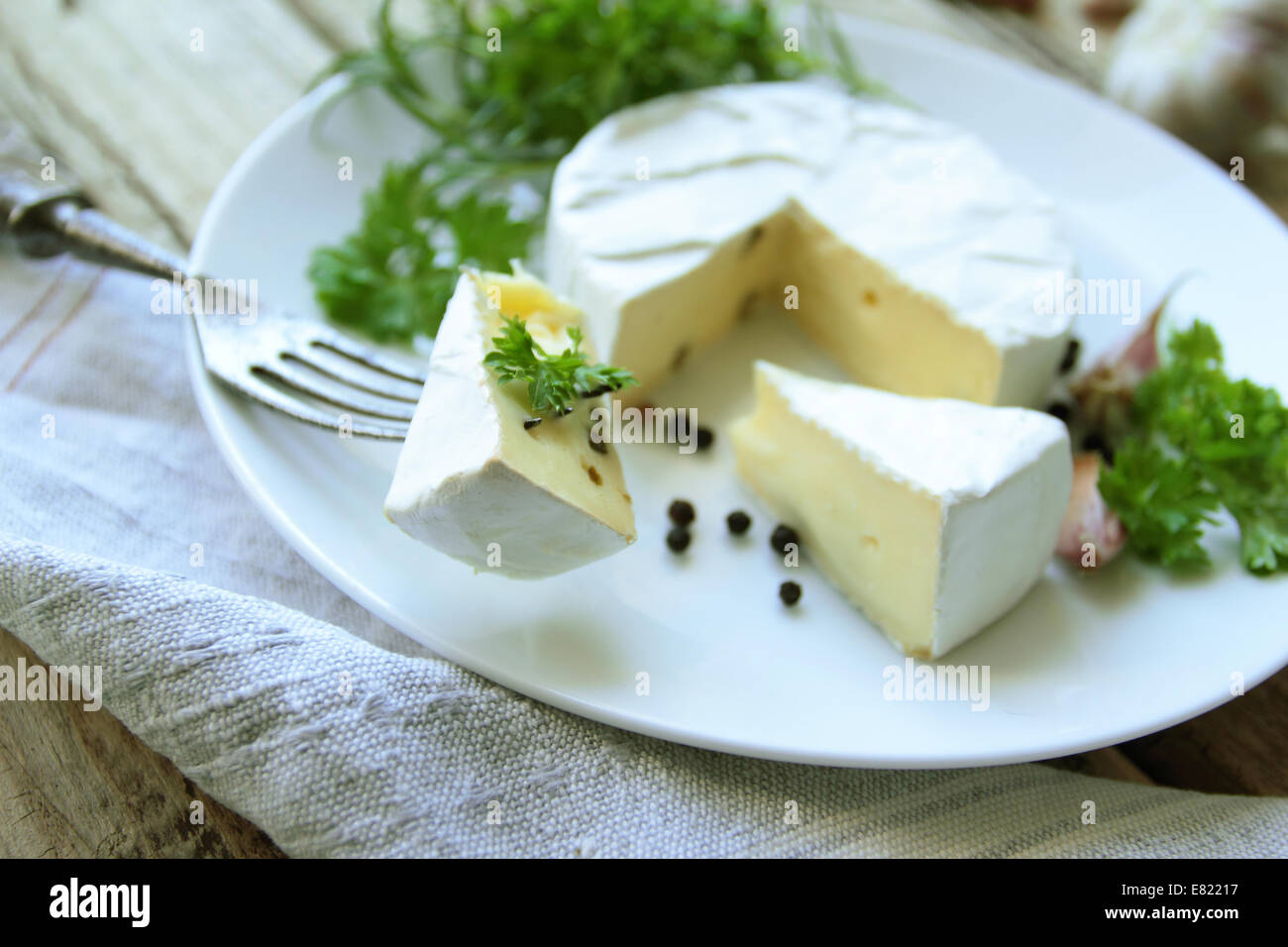 Formaggio Camembert su una piastra bianca per antipasto Foto Stock