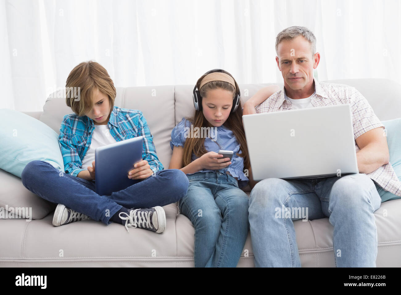 Famiglia concentrarsi sulla tecnologia wireless Foto Stock