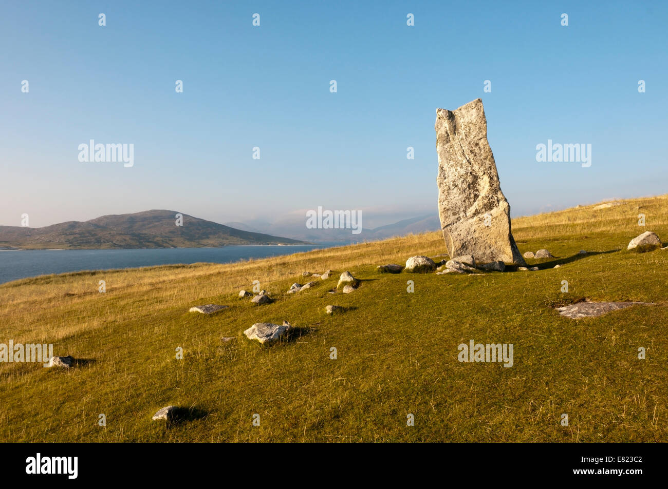 Clach Mhic Leoid o MacLeod della pietra sulla costa occidentale del Sud Harris con l'isola di Taransay in background. Foto Stock