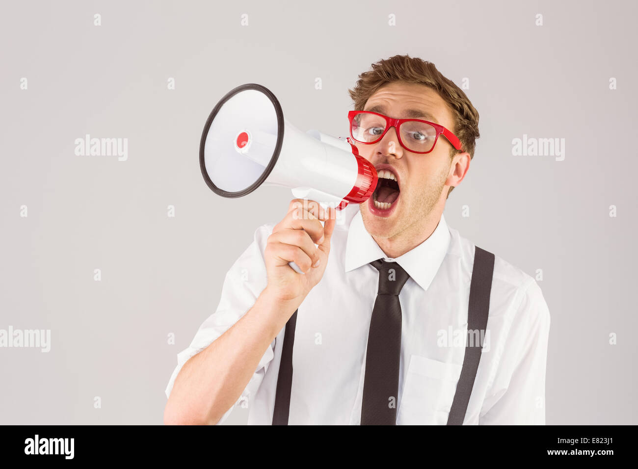 Geeky imprenditore urlando attraverso il megafono Foto Stock