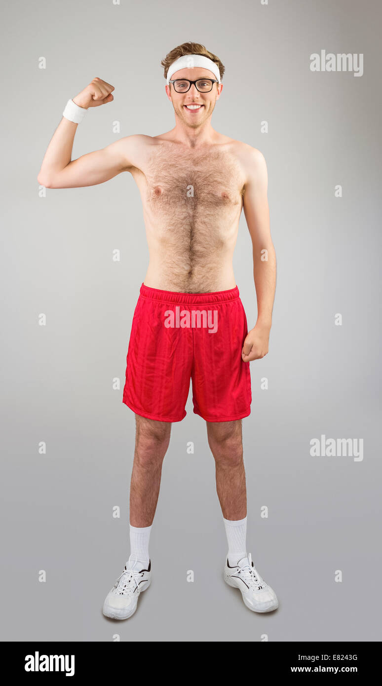 Geeky shirtless hipster flessione bicipite Foto Stock
