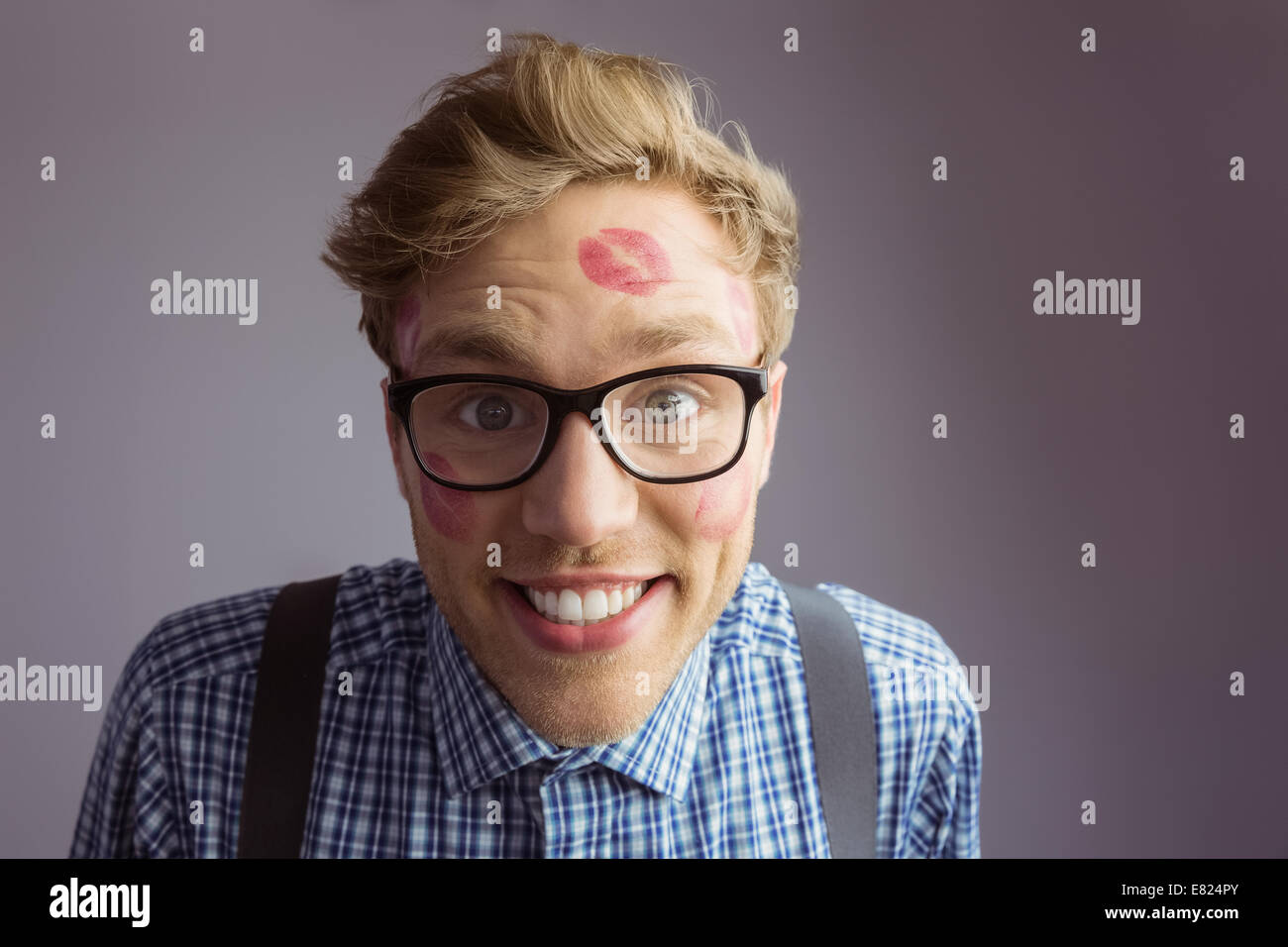 Geeky hipster coperto di baci Foto Stock
