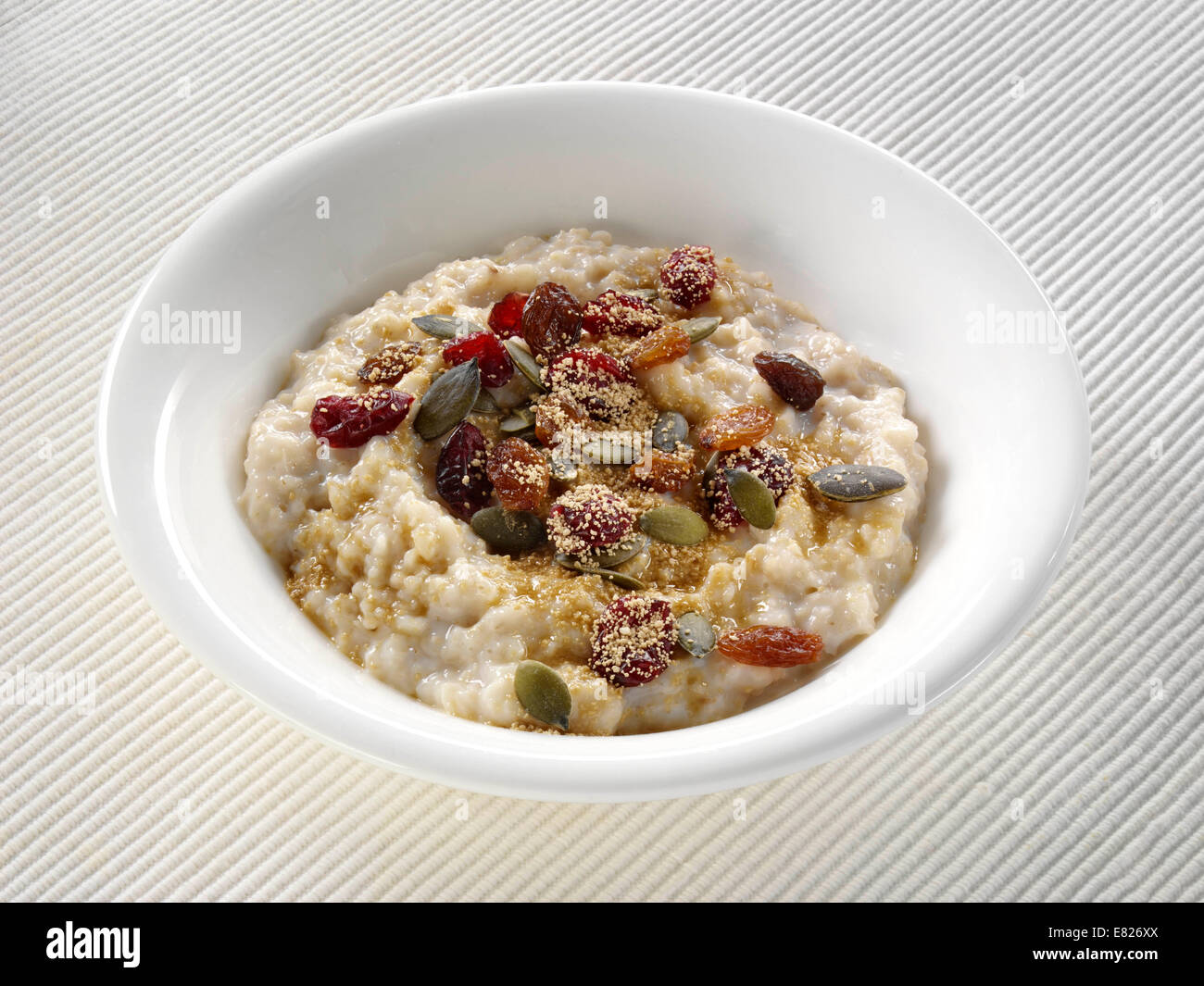 Porridge con frutta secca Foto Stock