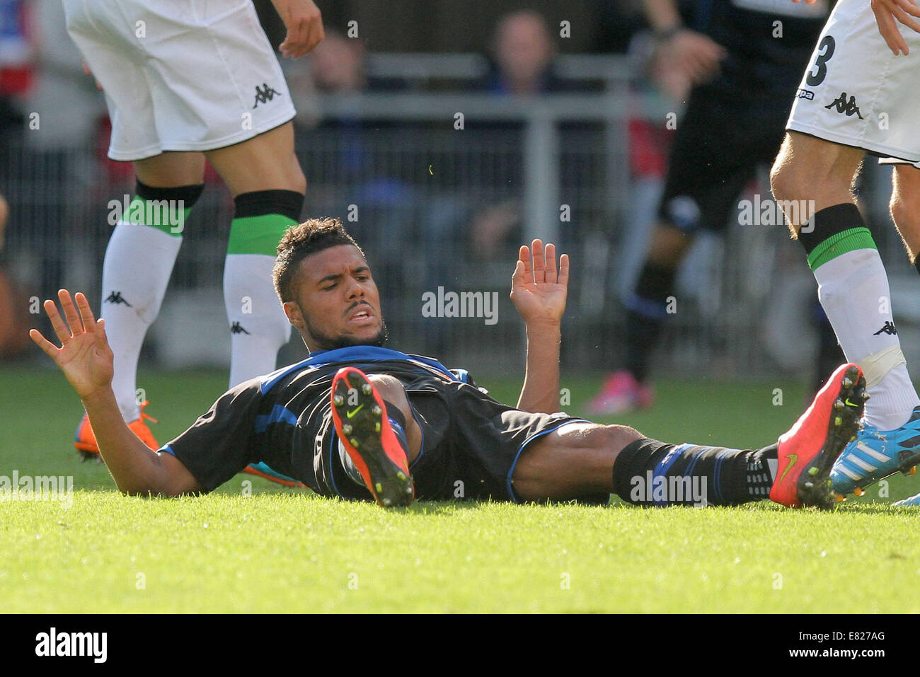 Paderborn, Germania. Il 27 settembre, 2014. Paderborn's Elias Kachunga giace su un terreno dopo un fallo durante la Bundesliga tedesca partita di calcio tra SC Paderborn e Borrussia Moenchengladbach nel Benteler Arena a Paderborn, Germania, 27 settembre 2014. © dpa picture alliance/Alamy Live News Foto Stock