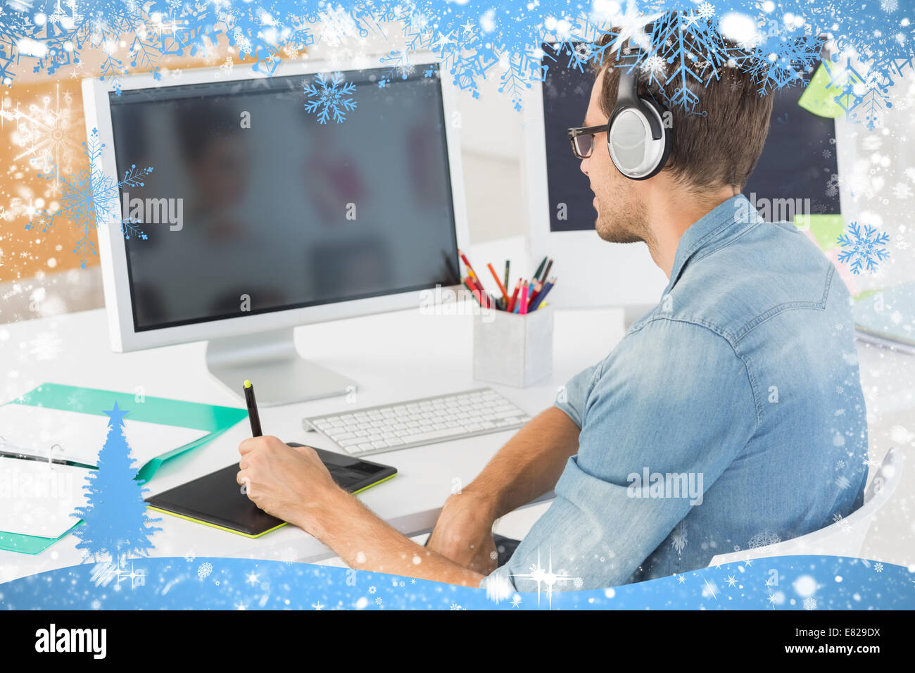 Casual Male photo editor con tavoletta grafica Foto Stock