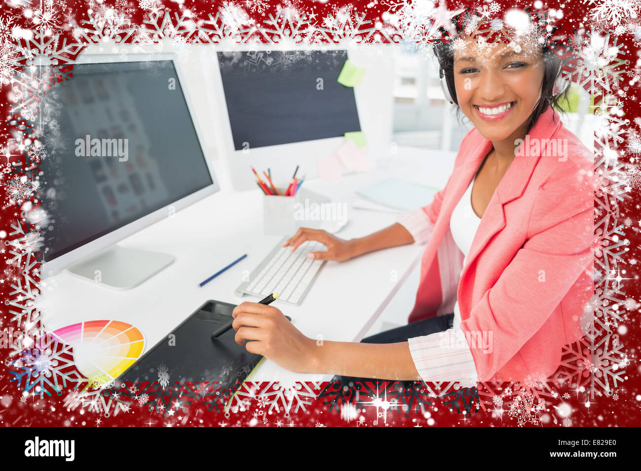 Donna informale editor foto tramite il computer Foto Stock