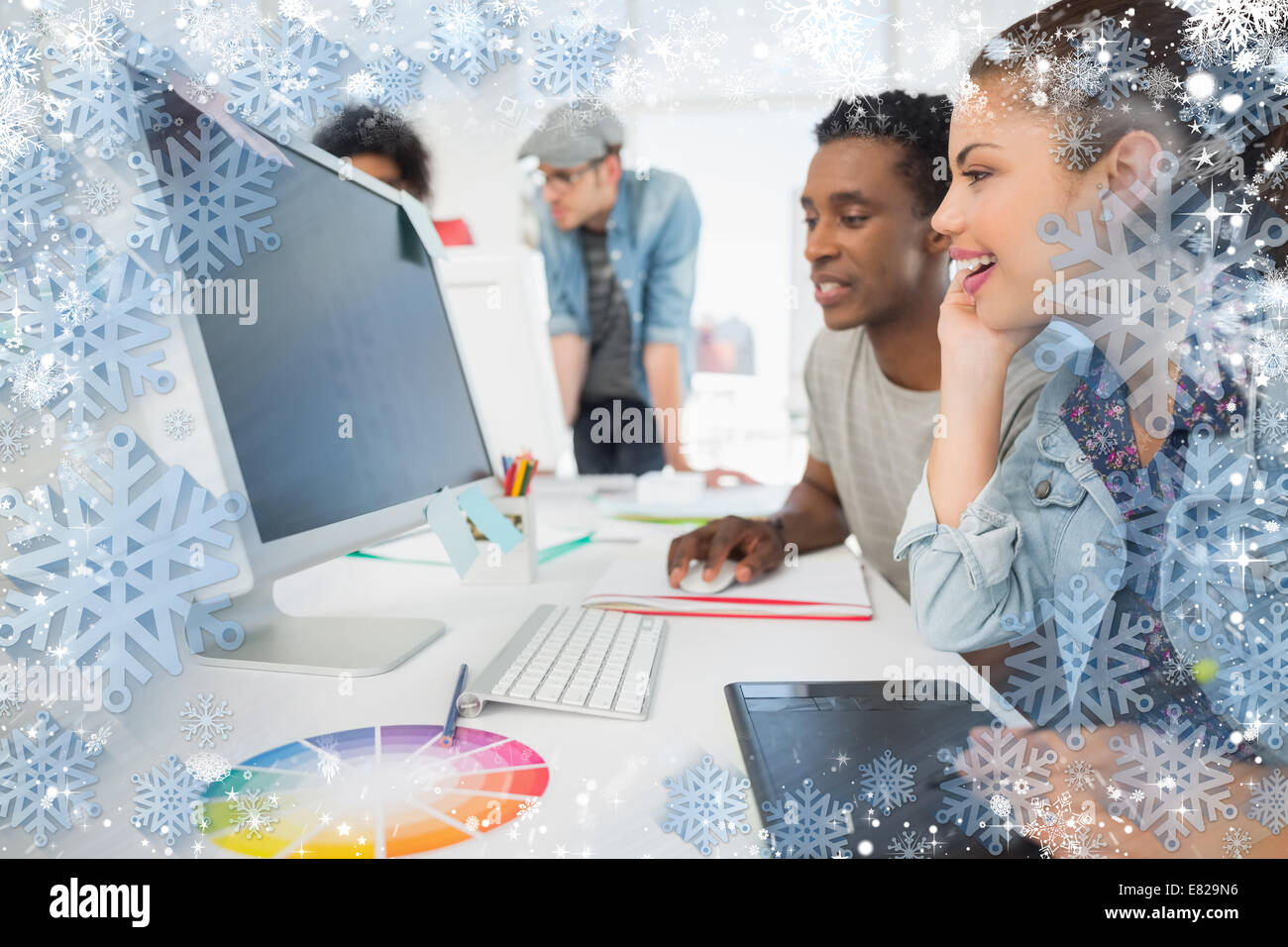 Foto casuale redattori con tavoletta grafica Foto Stock