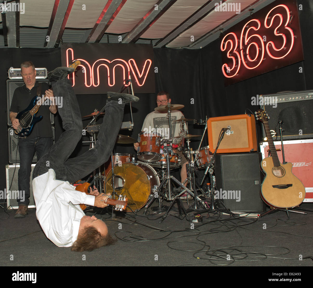 Oxford Street, Londra, Regno Unito. 28 Sep, 2014. Foto da: Charlie Bryan Picture :HMV Oxford Street London, John Otway : John Otway lancia il suo DVD' Otway il film' a HMV Londons Oxford Street. Aiutato dai suoi tifosi adoranti e 5 Sinclair C5 veicoli. Credito: charlie bryan/Alamy Live News Foto Stock