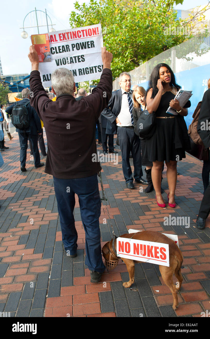 Birmingham, West Midlands, Regno Unito. Il 29 settembre 2014. Diversi attivisti di protesta salutare i delegati in arrivo presso il congresso del partito conservatore. Credito: Graham M. Lawrence/Alamy Live News Foto Stock