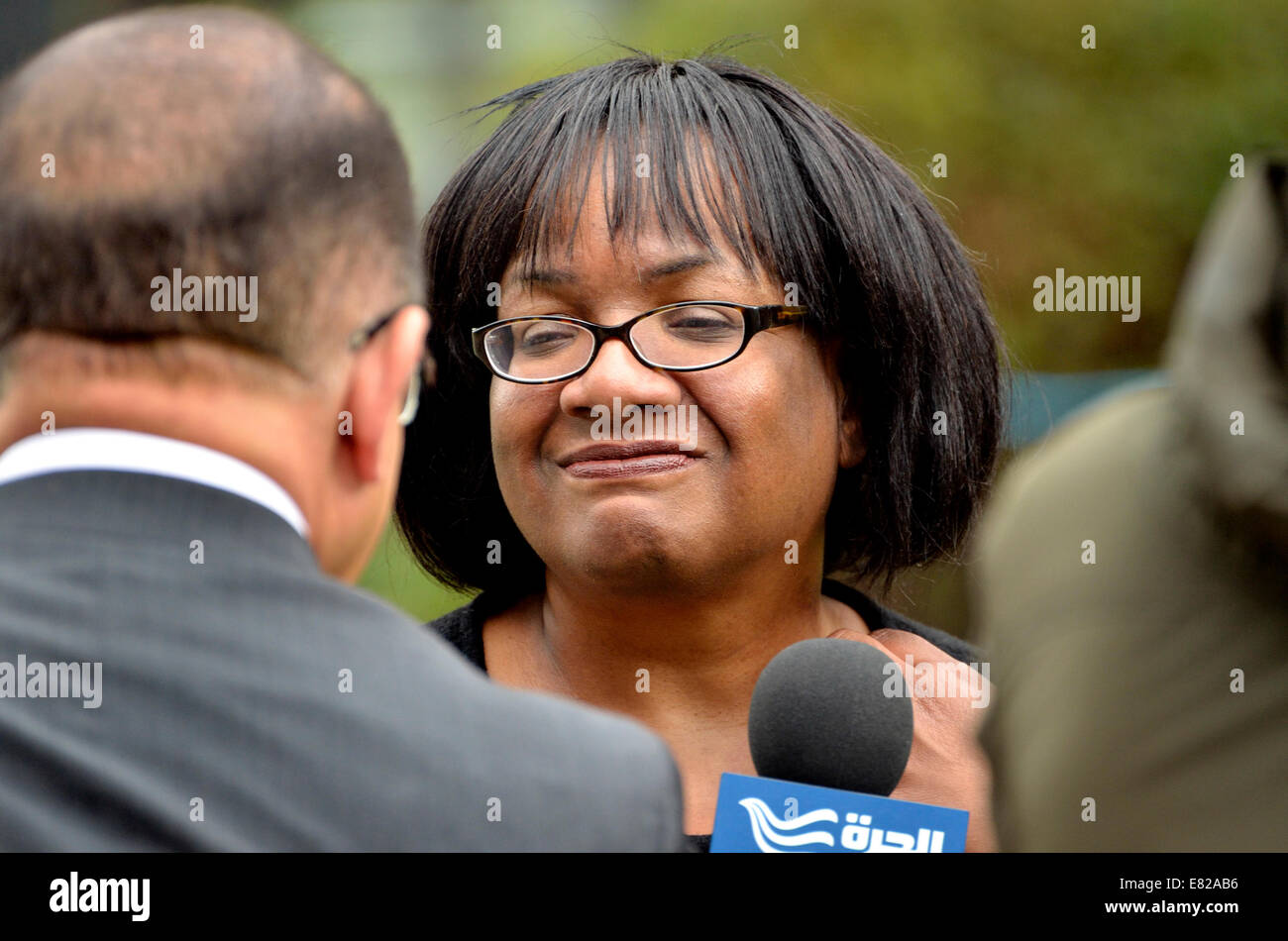 Diane Abbott MP (manodopera, Hackney Nord e Stoke Newington) essendo intervistato su College Green, Westminster Foto Stock