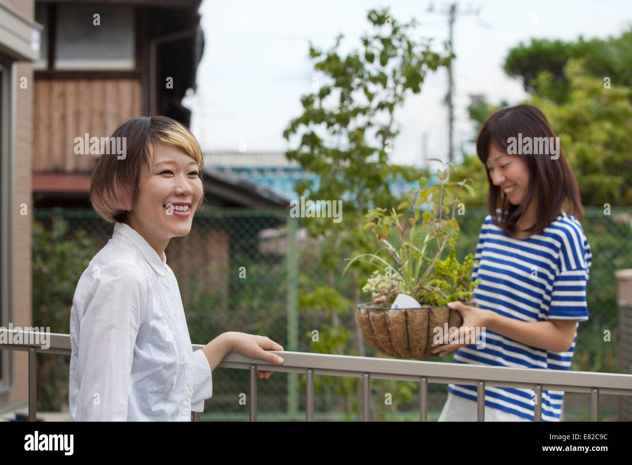 Due donne in piedi in un giardino. Foto Stock