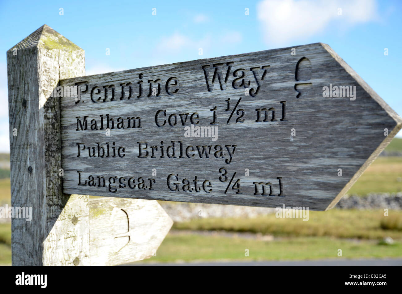 Un Pennine Way segno a Malham nel Yorkshire Dales National Park. Foto Stock