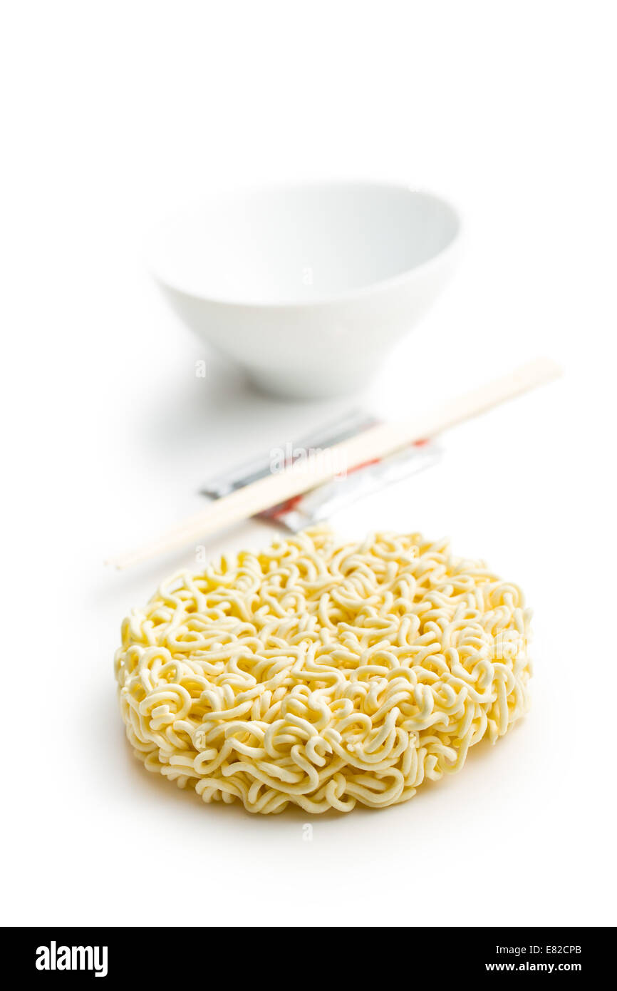 Tagliatelle istante su sfondo bianco Foto Stock