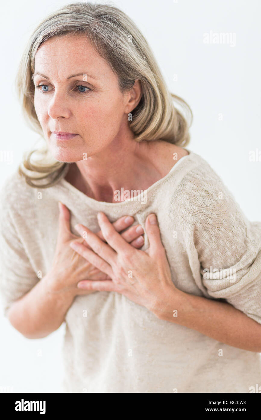 La donna che soffre di un lieve attacco di cuore. Foto Stock
